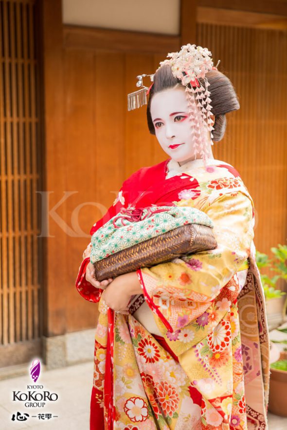 京の都で紅葉の舞妓体験