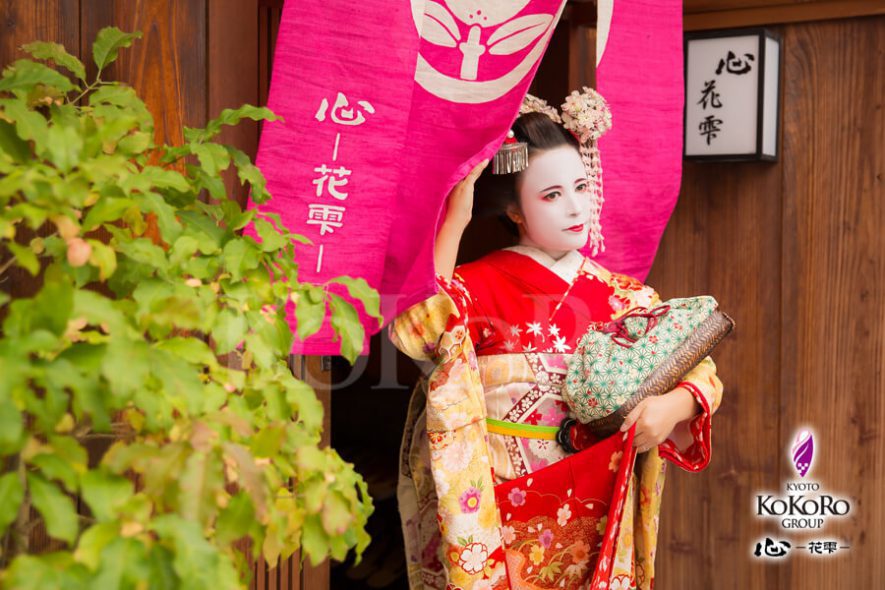 京の都で紅葉の舞妓体験