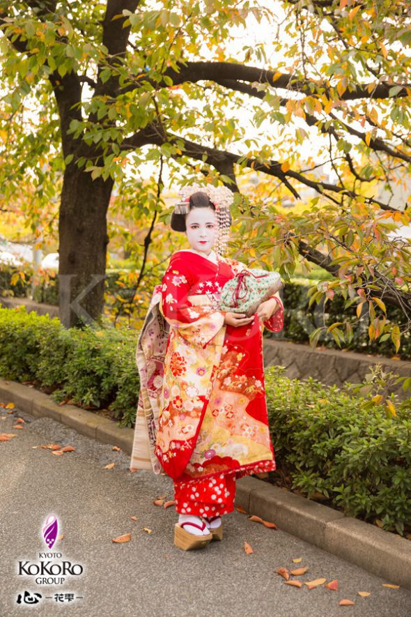 京の都で紅葉の舞妓体験