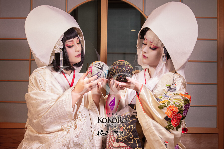 狐の嫁入り 色違いの双子狐 心 花雫 京都花魁体験 創作和装変身写真スタジオ 狐の嫁入り 色違いの双子狐 心 花雫 京都花魁体験 創作和装変身写真スタジオ