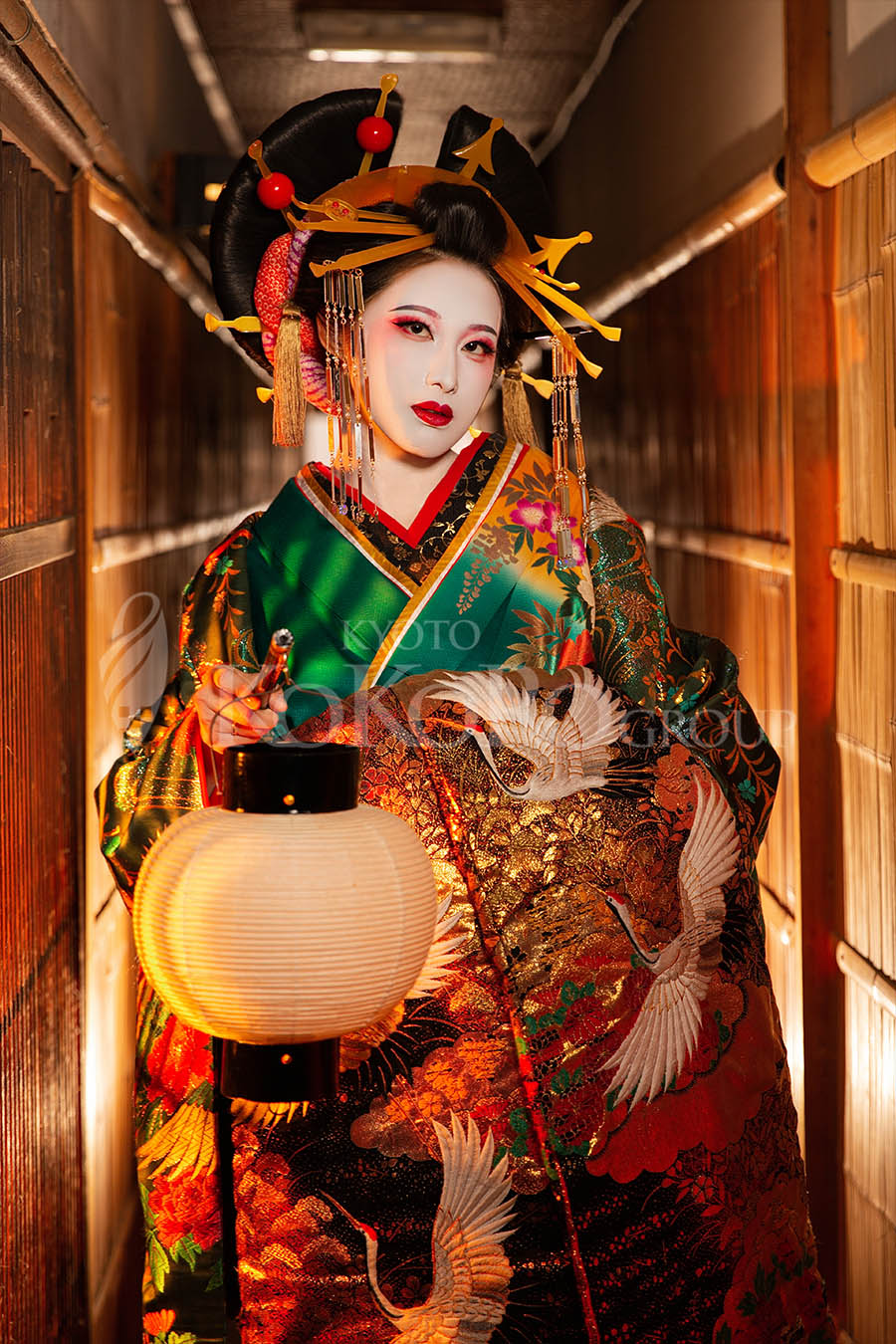 Classic Oiran experience in Kyoto with white powder makeup and traditional Japanese alley backdrop